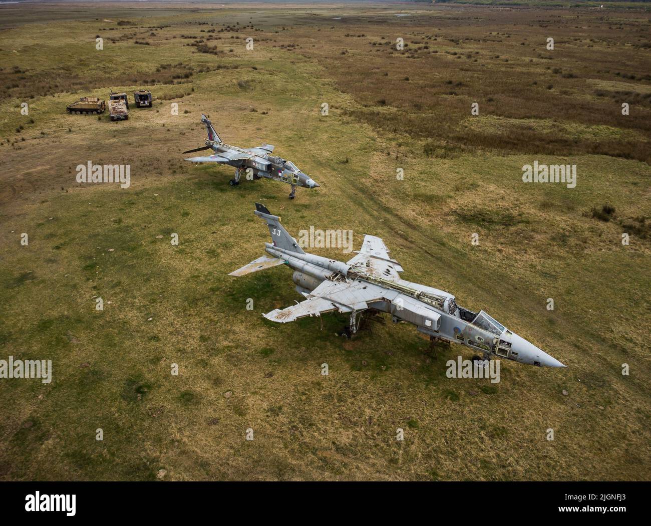 2 SEPECAT Jaguar GR1 jet utilizzati come obiettivi di copertura, Pembrey Sands, Galles, Regno Unito Foto Stock
