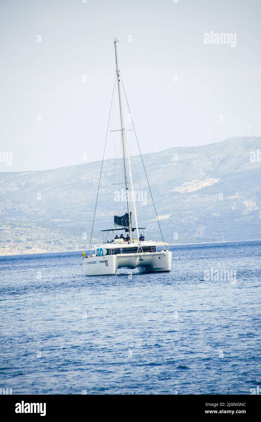 Tour in catamarano sulla costa adriatica nel porto storico di Trogir, Contea di Spalato-Dalmazia, Croazia, Foto Stock