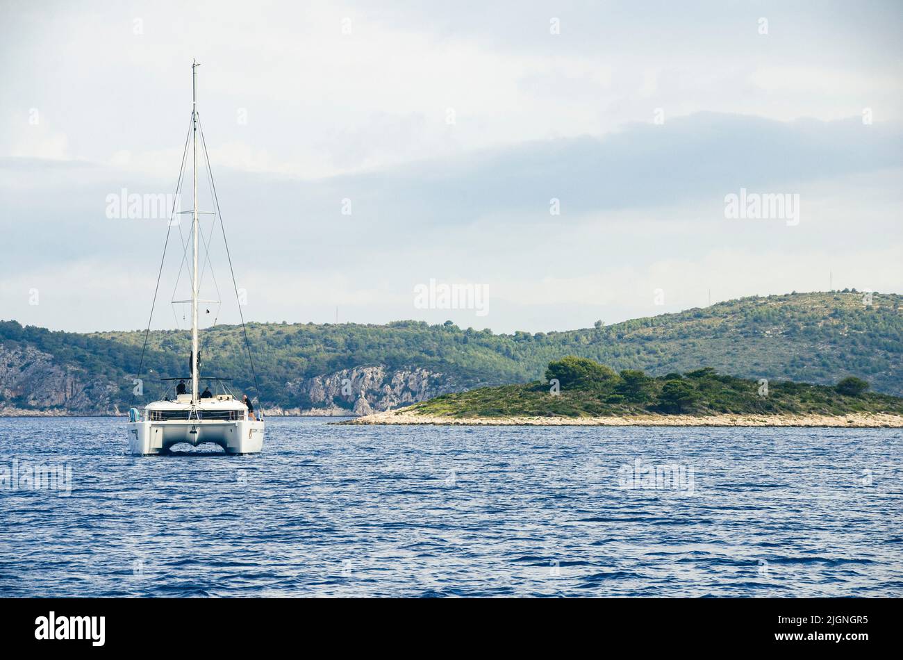 Gita in yacht sulla costa adriatica nel porto storico di Trogir, Contea di Spalato-Dalmazia, Croazia, Foto Stock