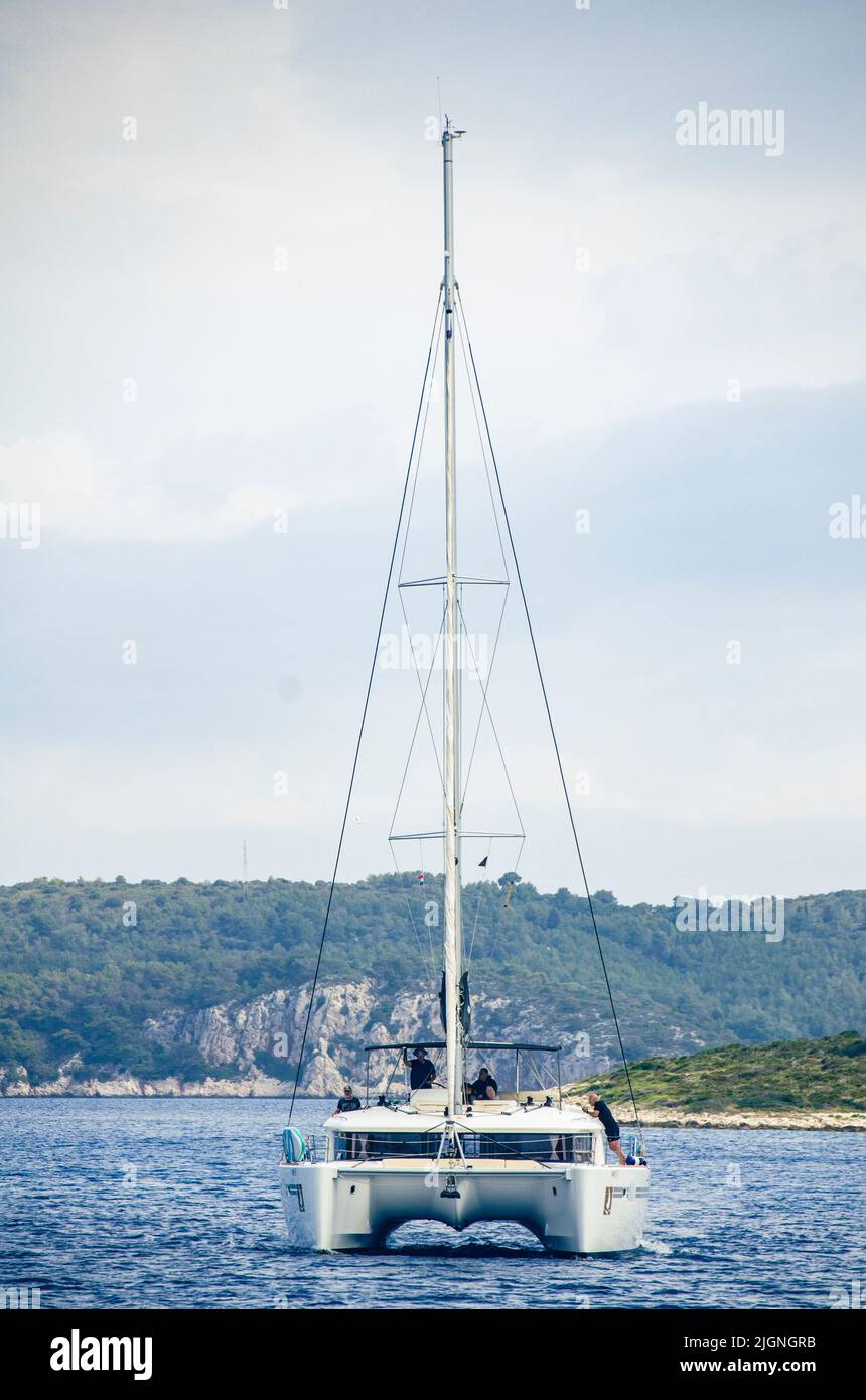 Gita in yacht sulla costa adriatica nel porto storico di Trogir, Contea di Spalato-Dalmazia, Croazia, Foto Stock