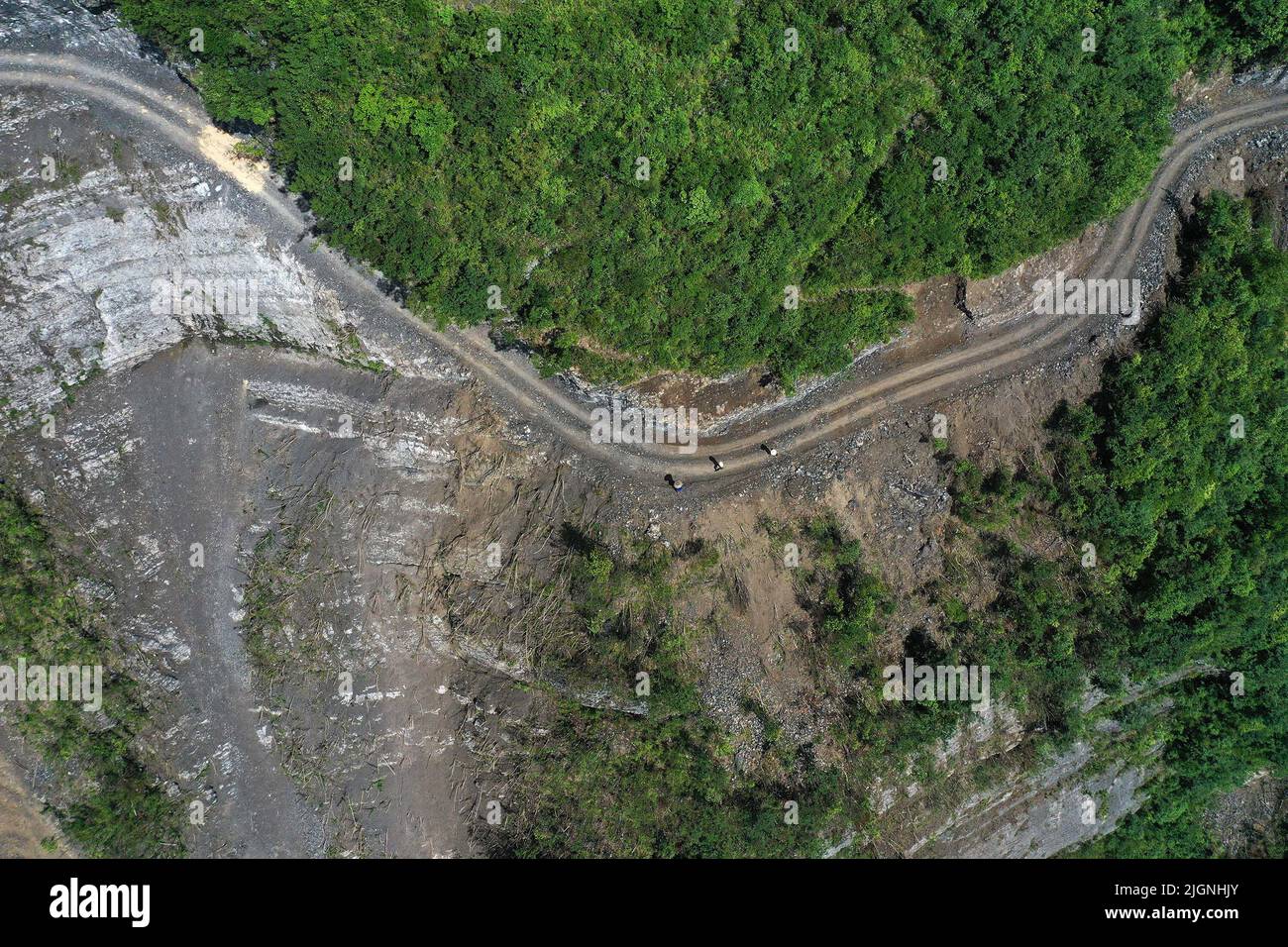 CHONGQING, CINA - 10 LUGLIO 2022 - Villagers verificare la qualità di costruzione di una strada scogliera a Chongqing, Cina, 10 luglio 2022. Chongqing apengjiang t Foto Stock