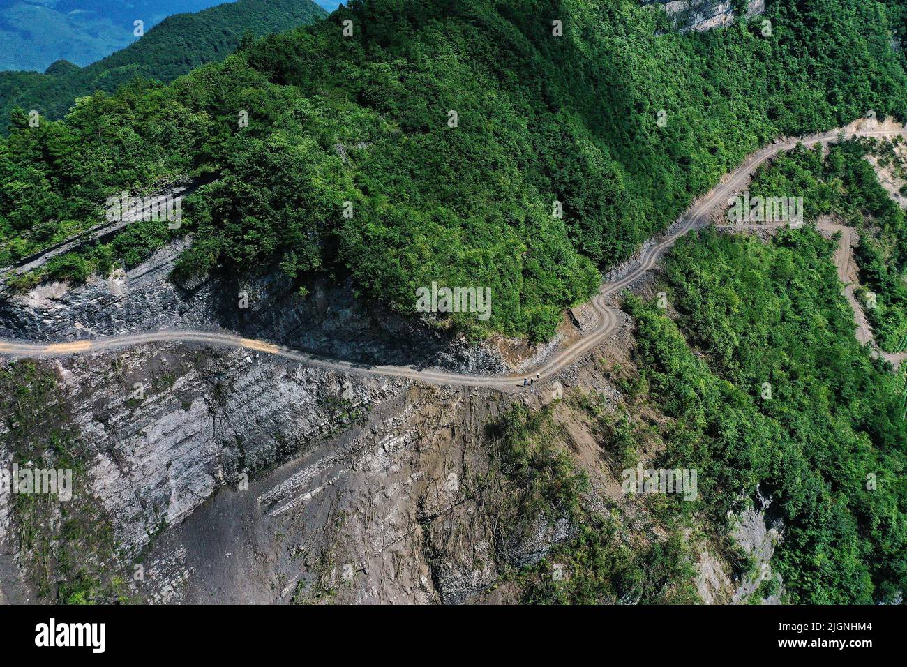CHONGQING, CINA - 10 LUGLIO 2022 - Villagers verificare la qualità di costruzione di una strada scogliera a Chongqing, Cina, 10 luglio 2022. Chongqing apengjiang t Foto Stock