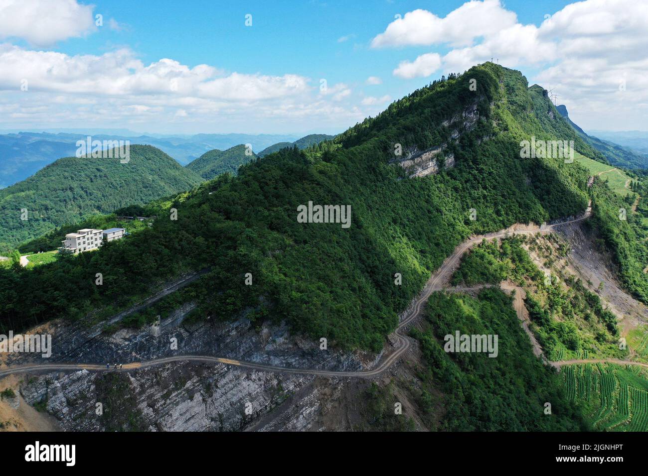 CHONGQING, CINA - 10 LUGLIO 2022 - Villagers verificare la qualità di costruzione di una strada scogliera a Chongqing, Cina, 10 luglio 2022. Chongqing apengjiang t Foto Stock