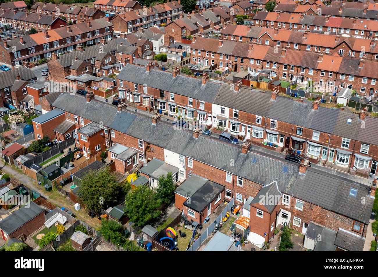 Uno skyline aereo di Selby nel North Yorkshire con file di case a schiera e cantieri in una parte scentrata di una città del Nord in Inghilterra Foto Stock