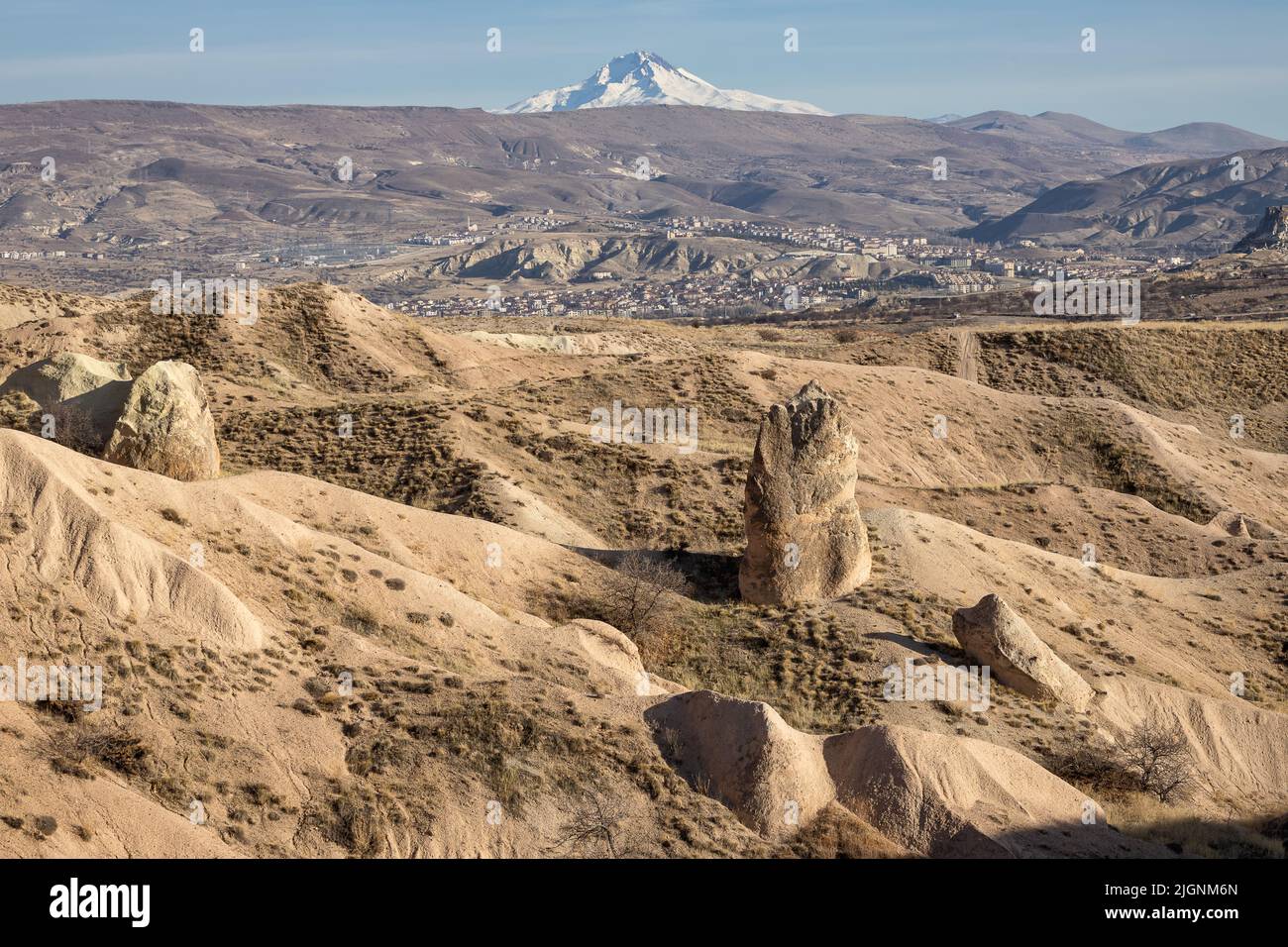 Colline in Cappadocia con il Monte Erciyes sullo sfondo. Foto Stock