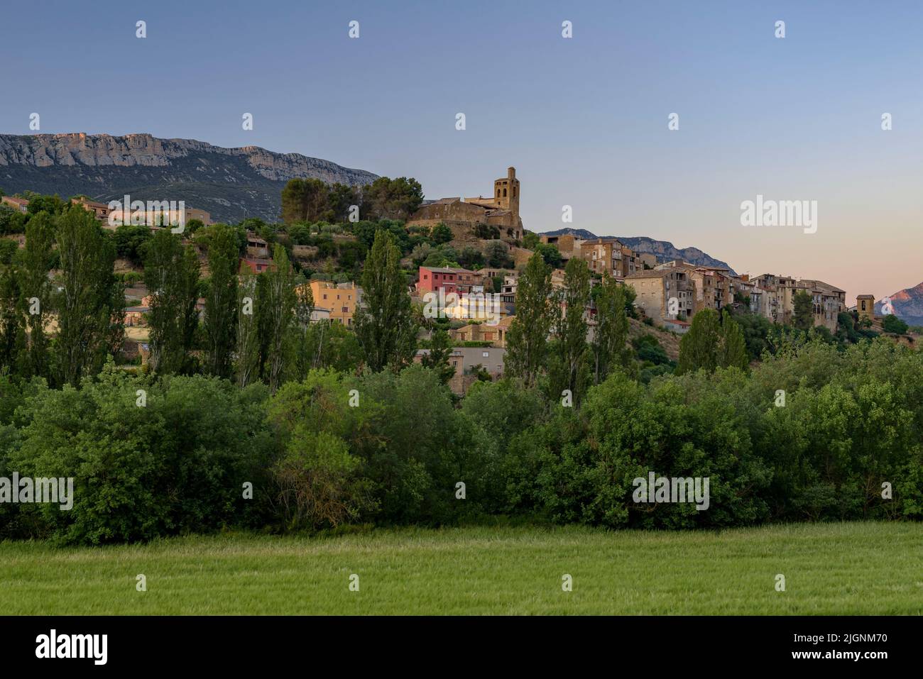 Villaggio di Àger e la catena Montsec al tramonto, crepuscolo e notte (la Noguera, Lleida, Catalogna, Spagna) ESP: Pueblo de Àger y la sierra del Montsec Foto Stock