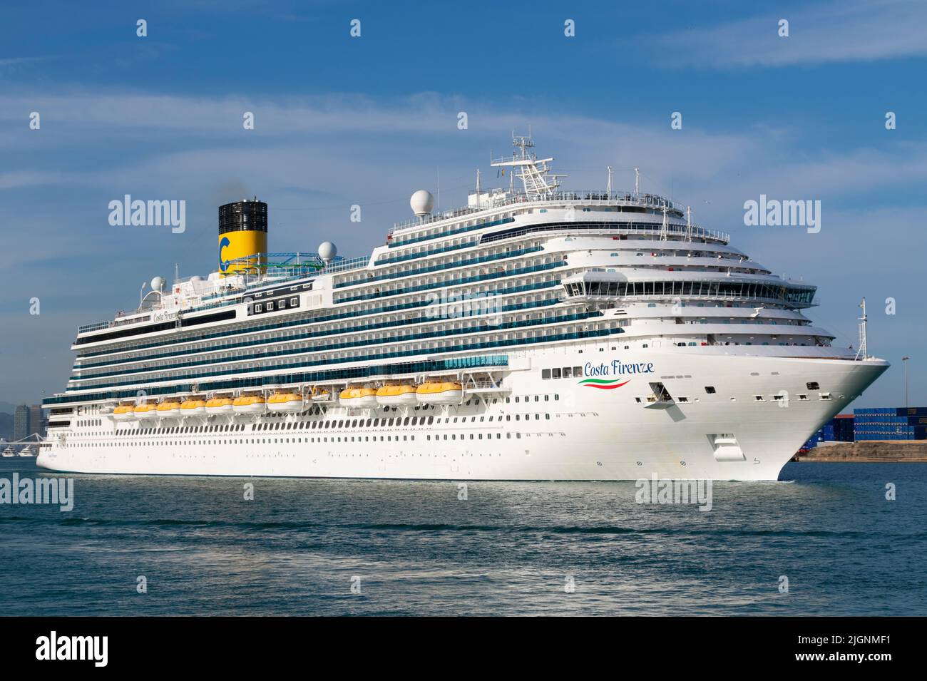 Partenza della nave da crociera Costa Firenze di Costa Crociere dal porto  di Barcellona il 14 maggio 2022 Foto stock - Alamy