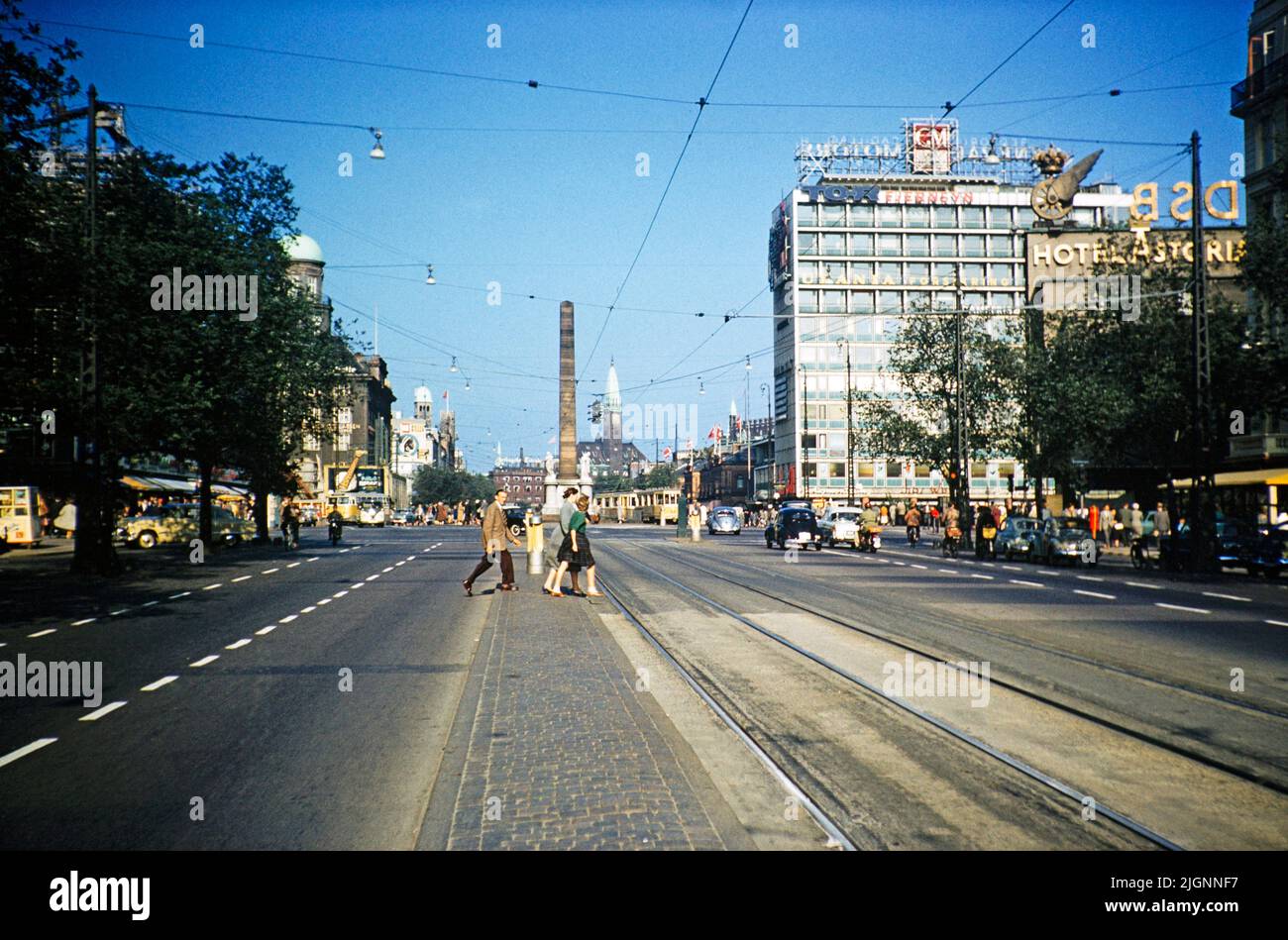 Vista sulla strada del centro città, Vesterbrogade con il monumento commemorativo della libertà, Frihedsstøtten af Nicolai Abildgaard, Copenhagen, Danimarca, 1958 Foto Stock