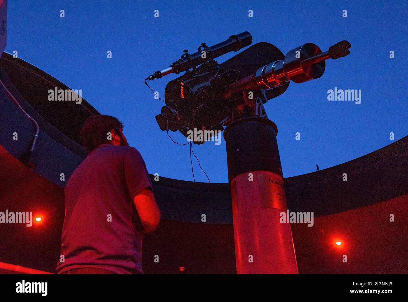 Osservazione astronomica nel telescopio Assumpció Català, il primo telescopio che prende il nome da una donna in Europa, nel Parco Astronomico Montsec, Spagna Foto Stock