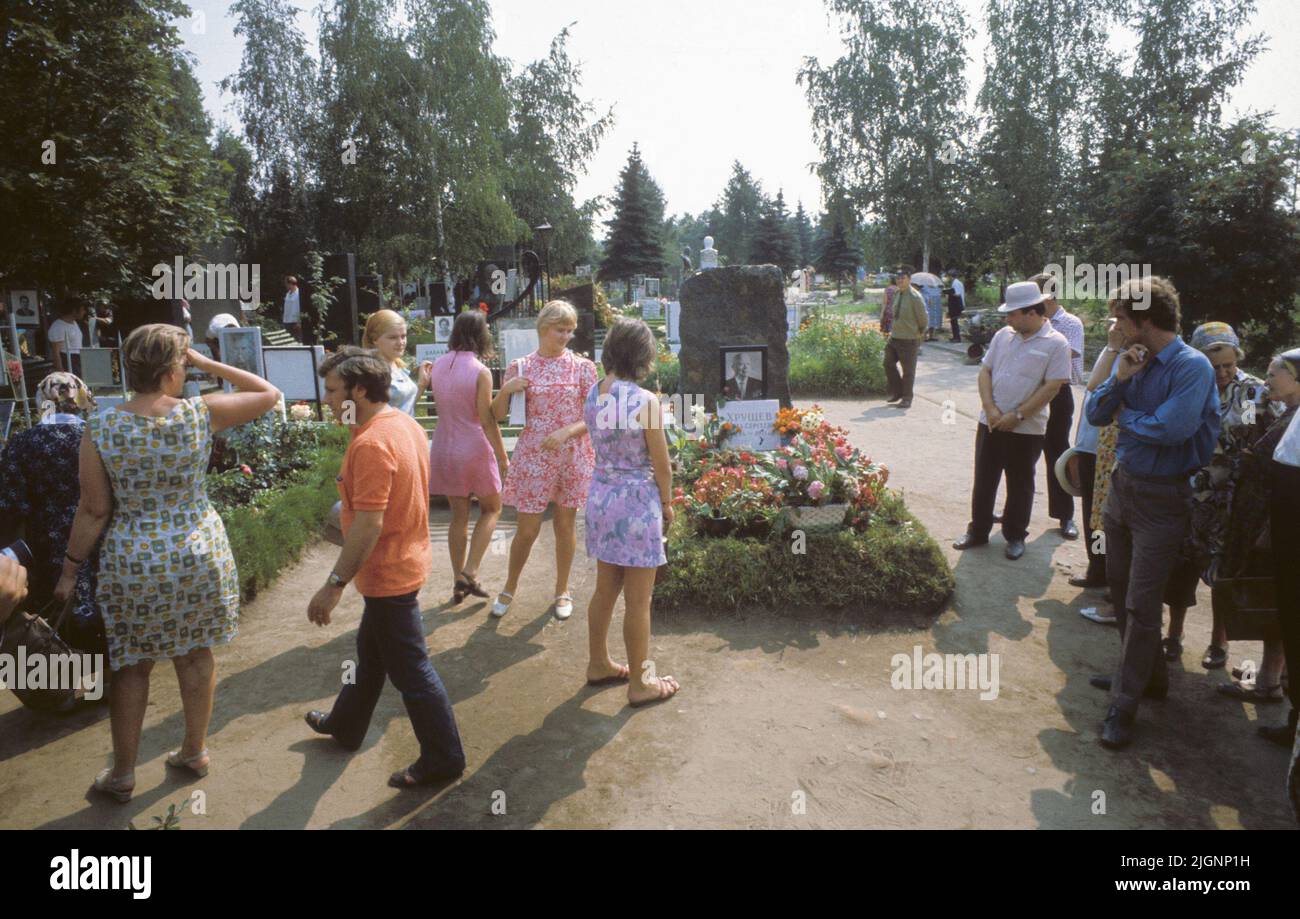 I turisti SOVIETICI DI MOSCA visitano il cimitero dei famosi cittadini sovietici la tomba dell'ex primo segretario del partito comunista dell'Unione Sovietica Nikita Khrushchev al cimitero di Novodevichy Foto Stock