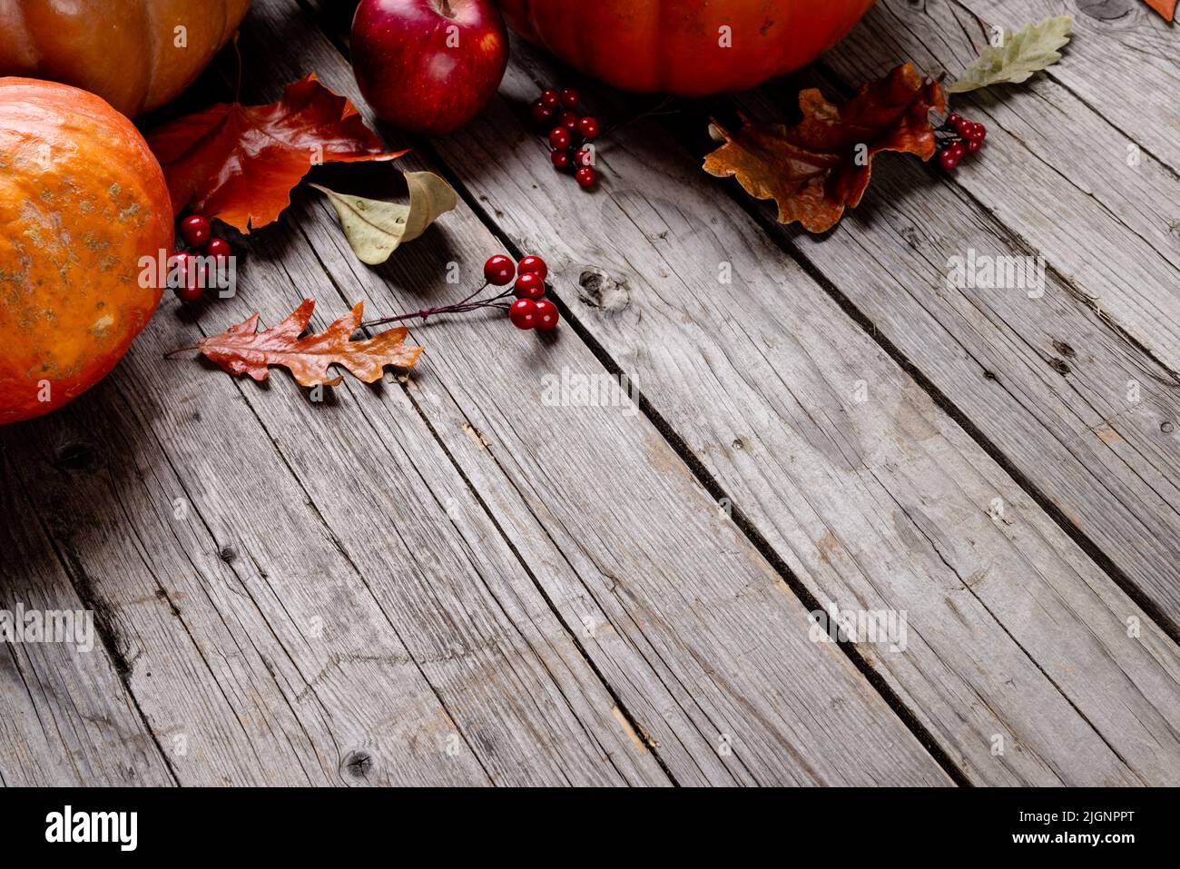 Composizione delle zucche e delle foglie autunnali su sfondo ligneo Foto Stock