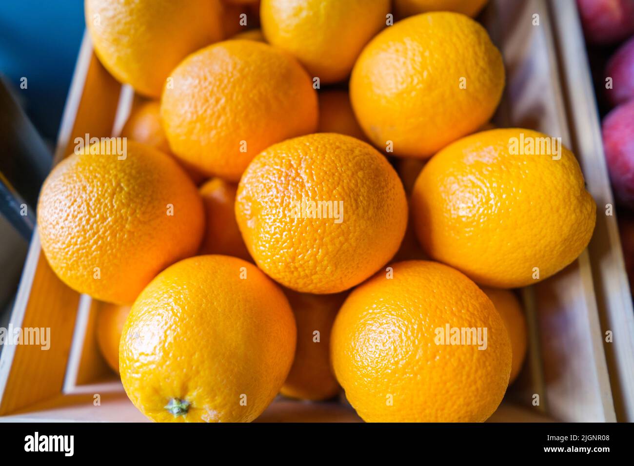 Primo piano di cestino con arance in supermercato. Foto Stock