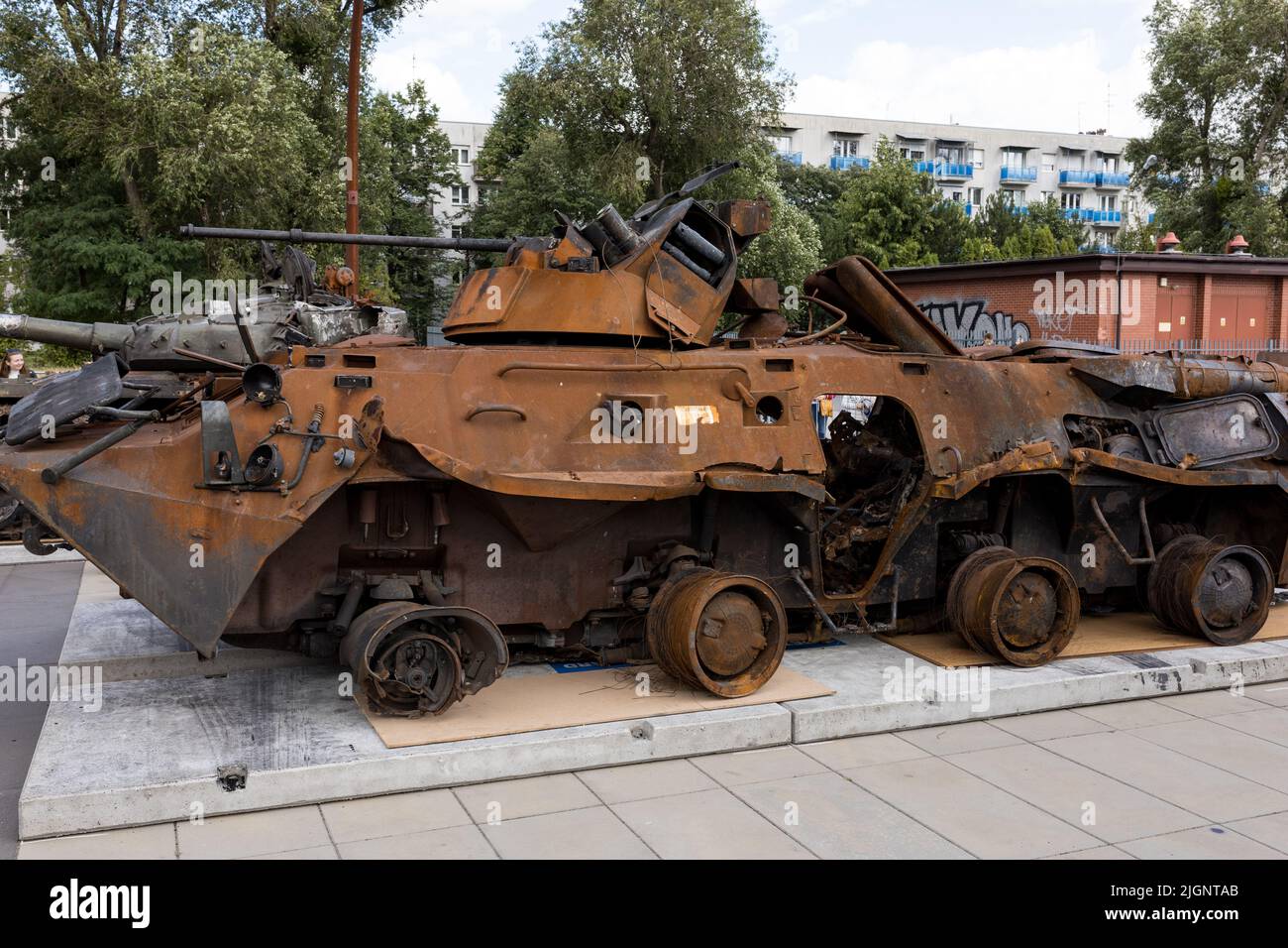 Wrocław, POLONIA - 12 LUGLIO 2022: Distrutta esposizione russa di attrezzature militari "per la tua e la nostra libertà" a Wrocław, BTR-82A trasportatore blindato, Foto Stock