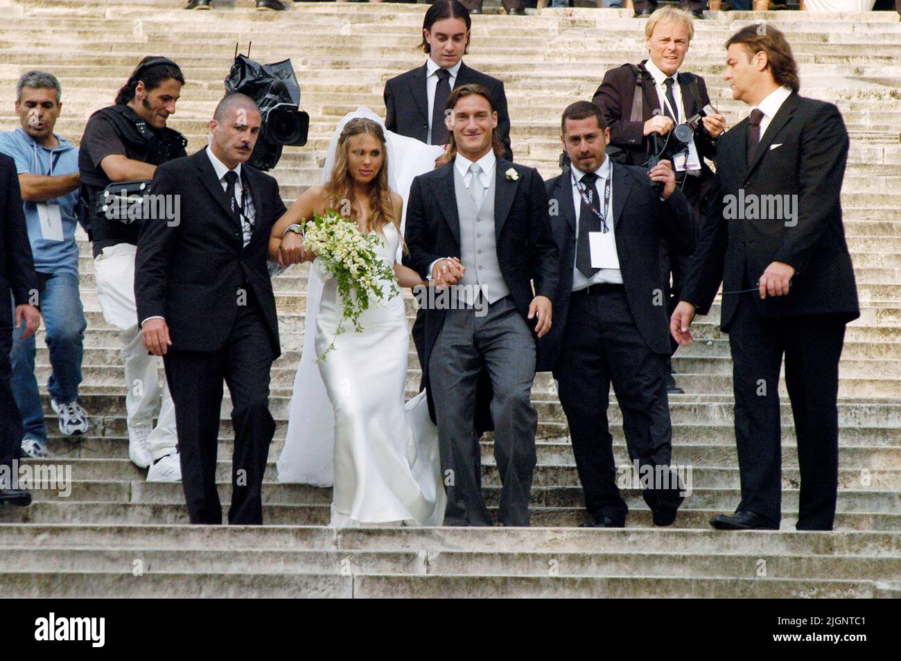 Roma Chiesa dell'Aracoeli Matrimonio Ilary Blasi Francesco Totti - gli spesi scendono la scalinata Foto Stock