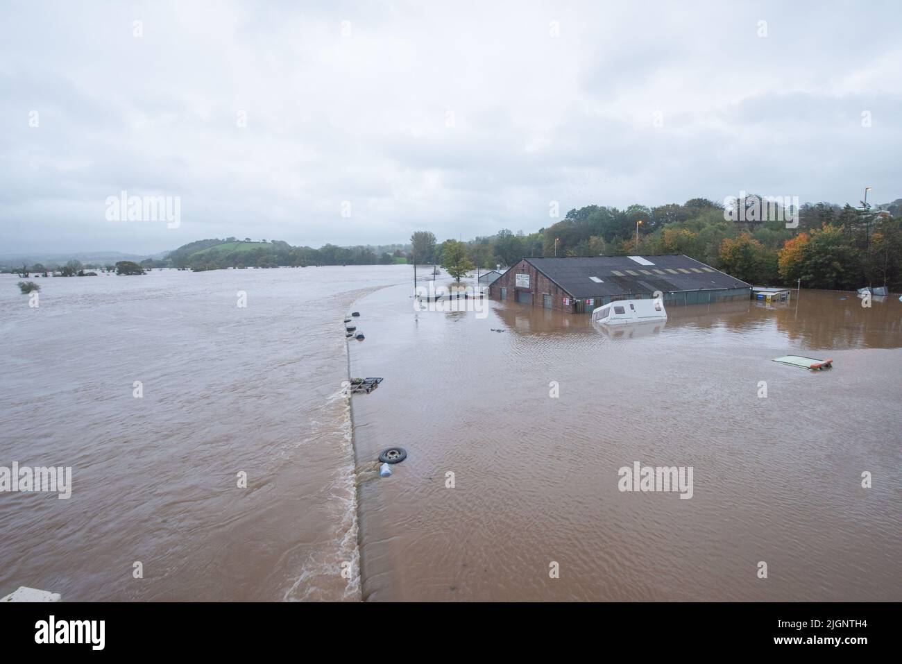 River Towy supera le difese delle alluvioni e inonda il garage di Ken Williams durante Storm Callum 2018, Galles, Regno Unito Foto Stock
