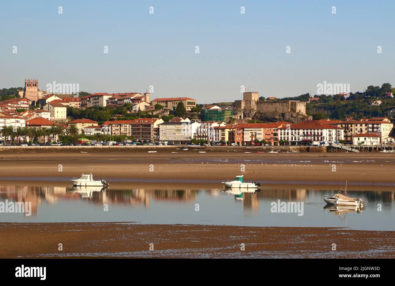 Castello del Castillo del Rey e chiesa di Iglesia de Santa María de los Ángeles sulle colline della città spagnola San Vicente de la Barquera Cantabria Spagna Foto Stock