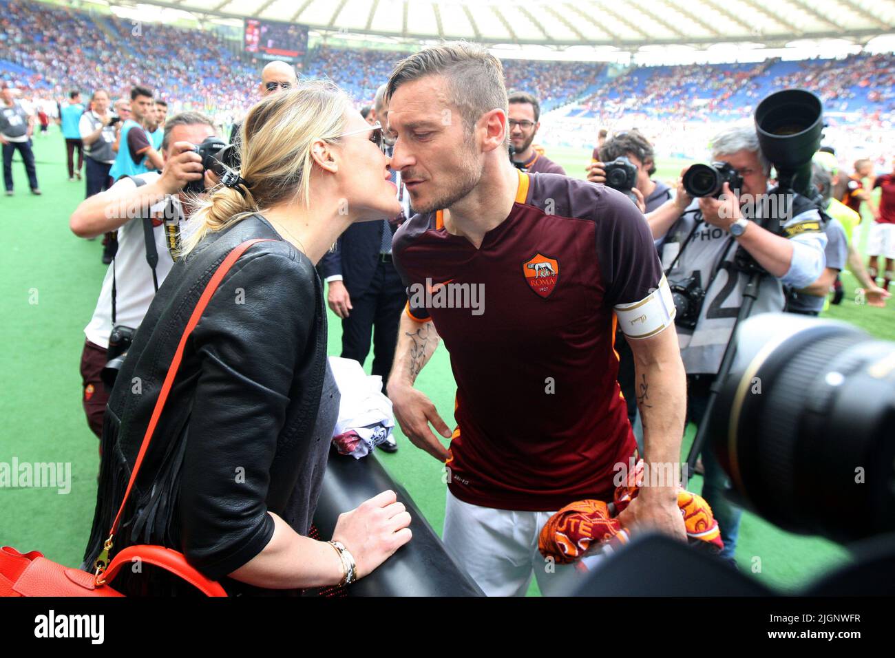 Roma, Stadio Olimpico: Termina il campionato di Roma nella sua ultima  partita di casa con Chievo, un Francesco Totti commosso saluta lo stadio e  poi conside fotografi per un bel bacio a