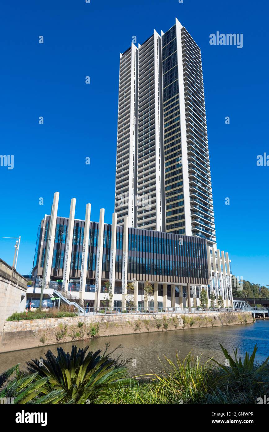 Situato su Chruch Street e sul Fiume Parramatta, a 177m altezza, l'Altitude Tower by Meriton e' attualmente (Giugno 2022) il condominio alberghiero piu' alto della citta' Foto Stock