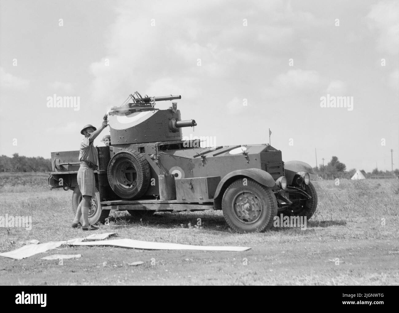 Una foto d'epoca del 1934 che mostra un'auto blindata Rolls Royce della Royal Air Force britannica di stanza all'aerodromo di Ramleh in Palestina Foto Stock