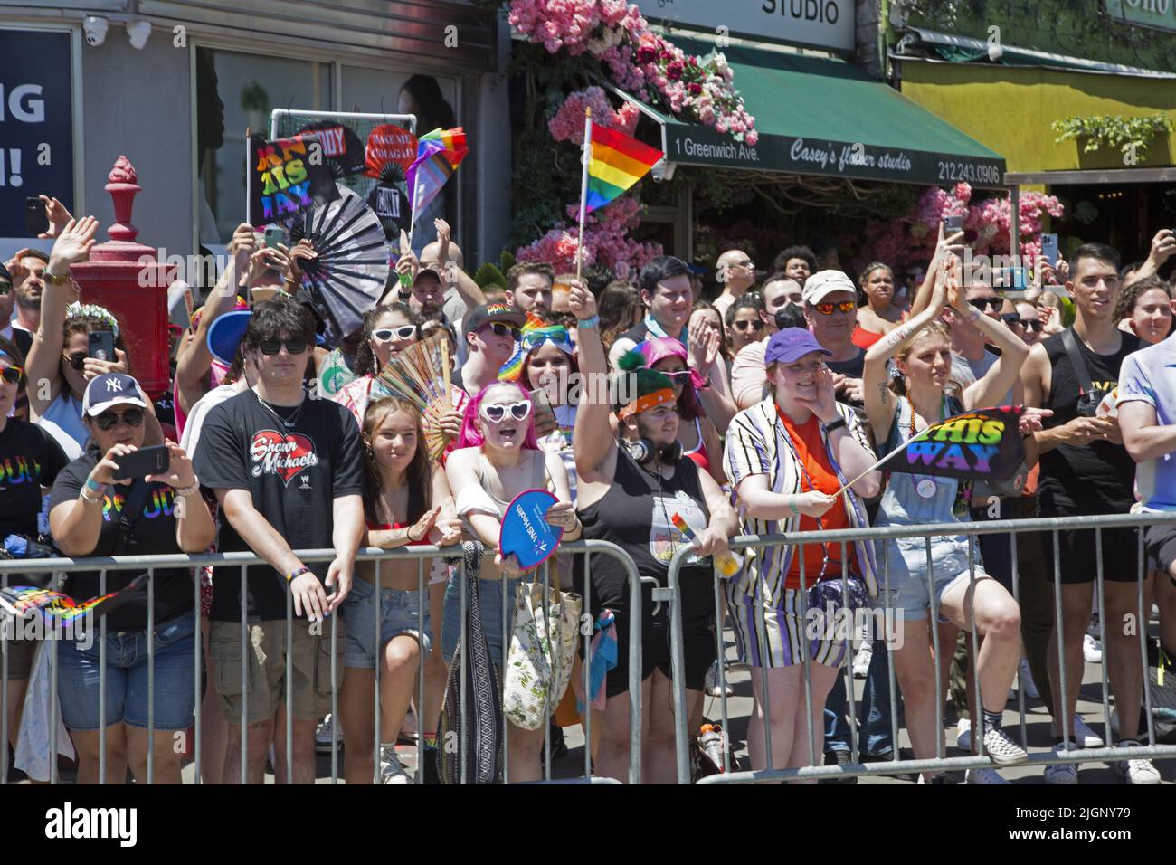 L'annuale Parata Gay Pride ritorna a marzo lungo 5th Avenue e finisce su Christopher Street nel Greenwich Village dopo una pausa di 3 anni a causa della pandemia di Covid-19. Gli spettatori erano in gran numero a sostegno della comunità LGBTQ. Foto Stock