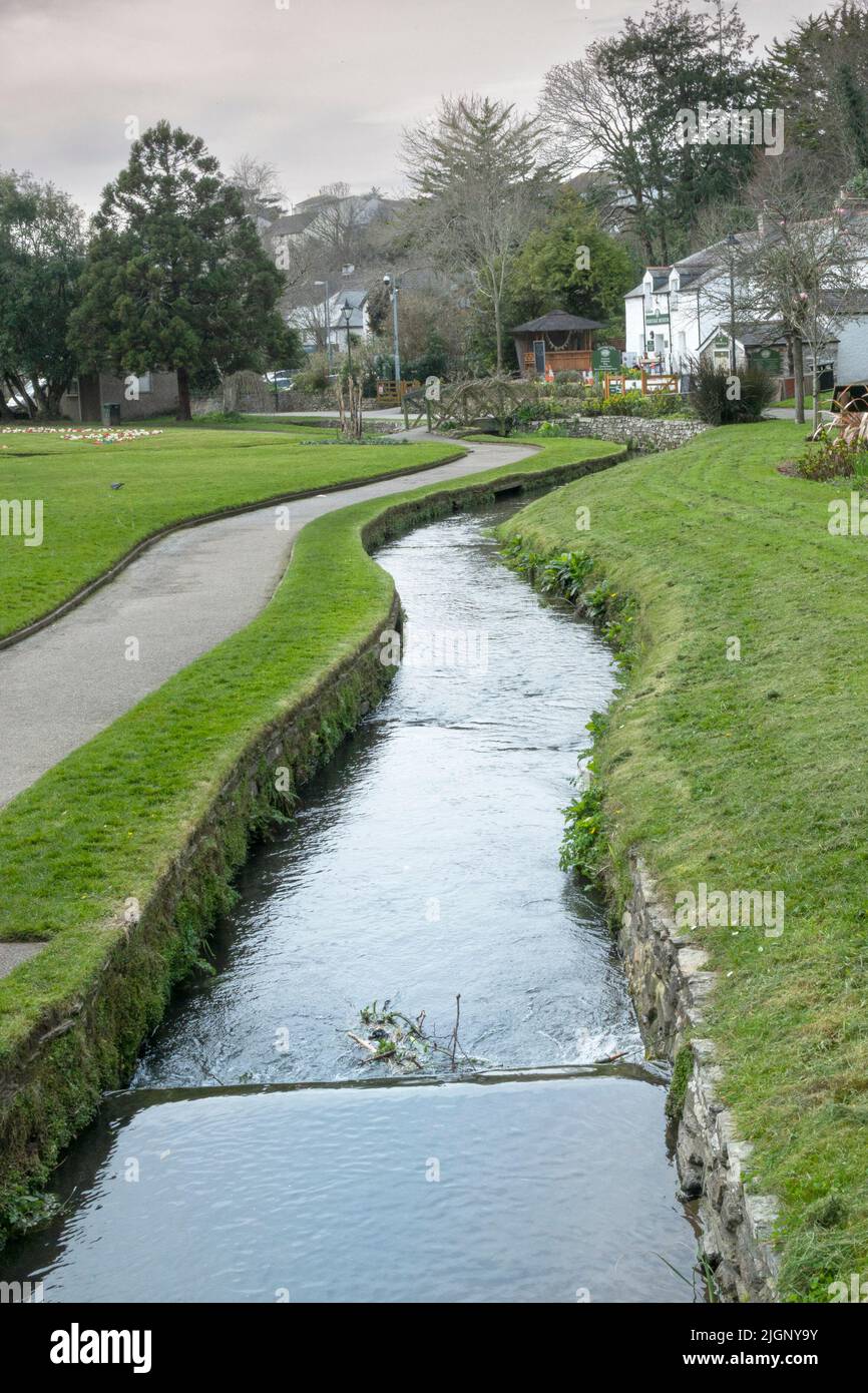 Un piccolo fiume che scorre attraverso gli storici giardini di Trenance a Newquay in Cornovaglia nel Regno Unito. Foto Stock