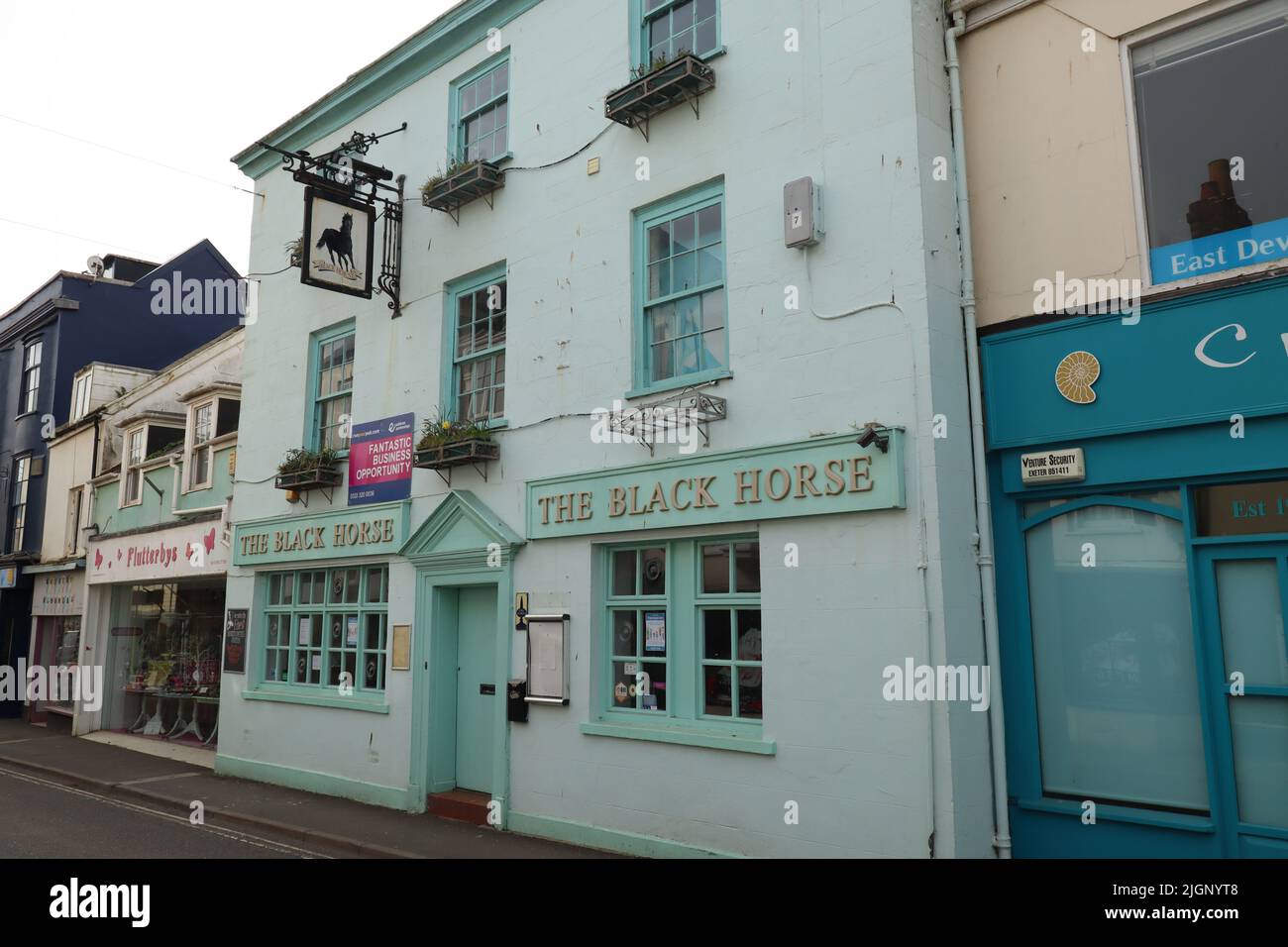 SIDMOUTH, DEVON, INGHILTERRA - APRILE 1st 2021: Il pub Black Horse situato su Fore Street a Sidmouth. Foto Stock