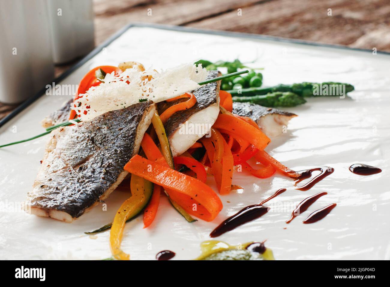 Filetto di pangasio arrosto su letto di carota fresca Foto Stock