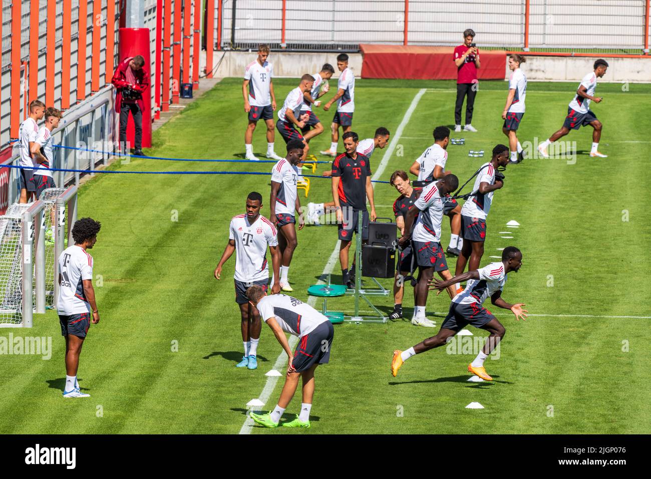 Monaco di Baviera, Germania. 12th luglio 2022. I giocatori del FC Bayern Munich partecipano alla sessione di allenamento del FC Bayern presso la sede del club. Credit: Peter Kneffel/dpa/Alamy Live News Foto Stock