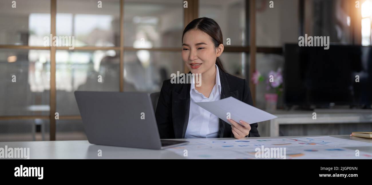 Ritratto di affari donna contabile lavoro revisione contabile e calcolo spese bilancio finanziario annuale bilancio bilancio, facendo finanza Foto Stock