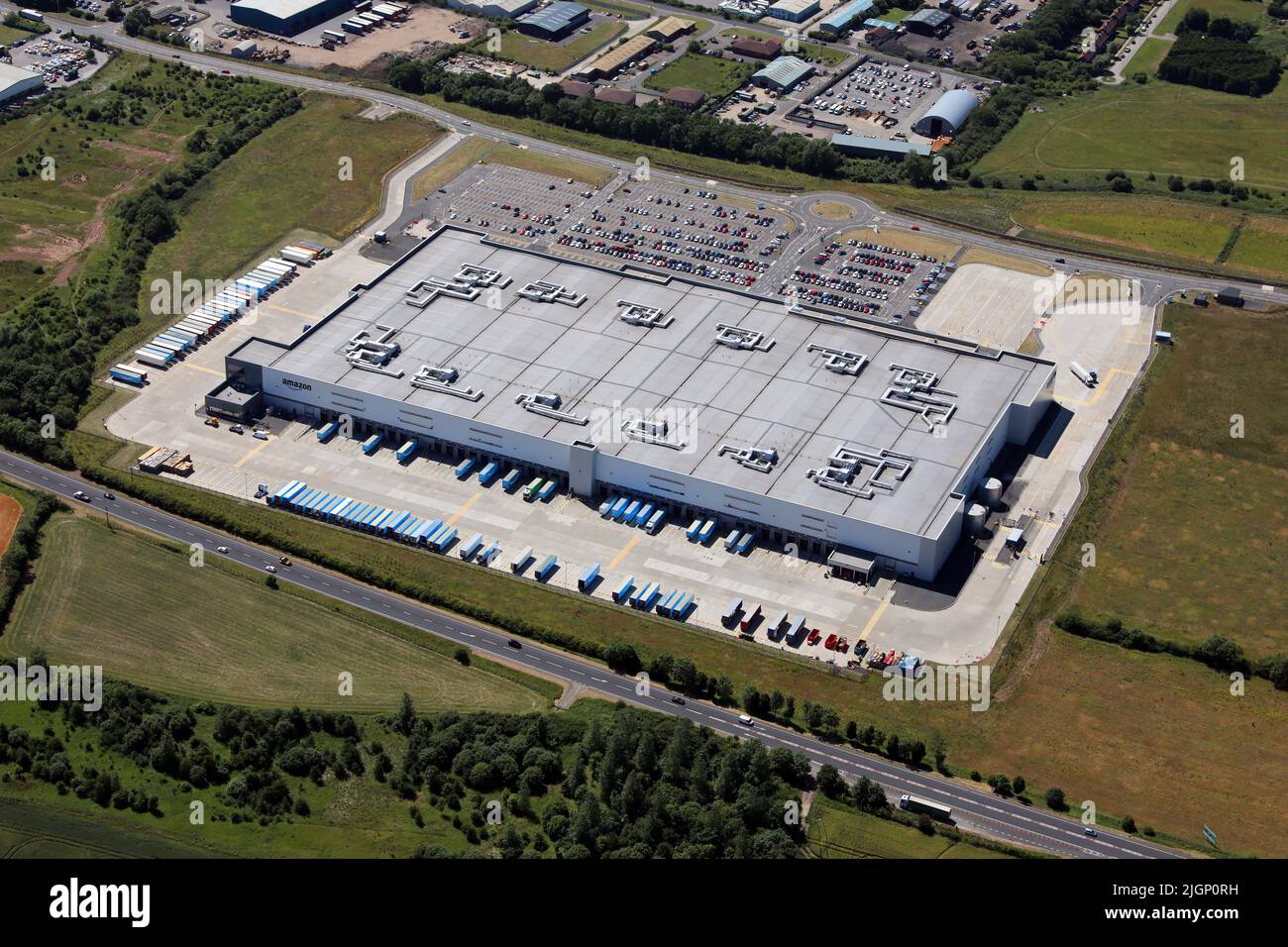 Vista aerea del magazzino Amazon UK Services MME1 a Darlington, County Durham. Questo mostra il lato est - la parte anteriore dell'edificio con il A66. Foto Stock