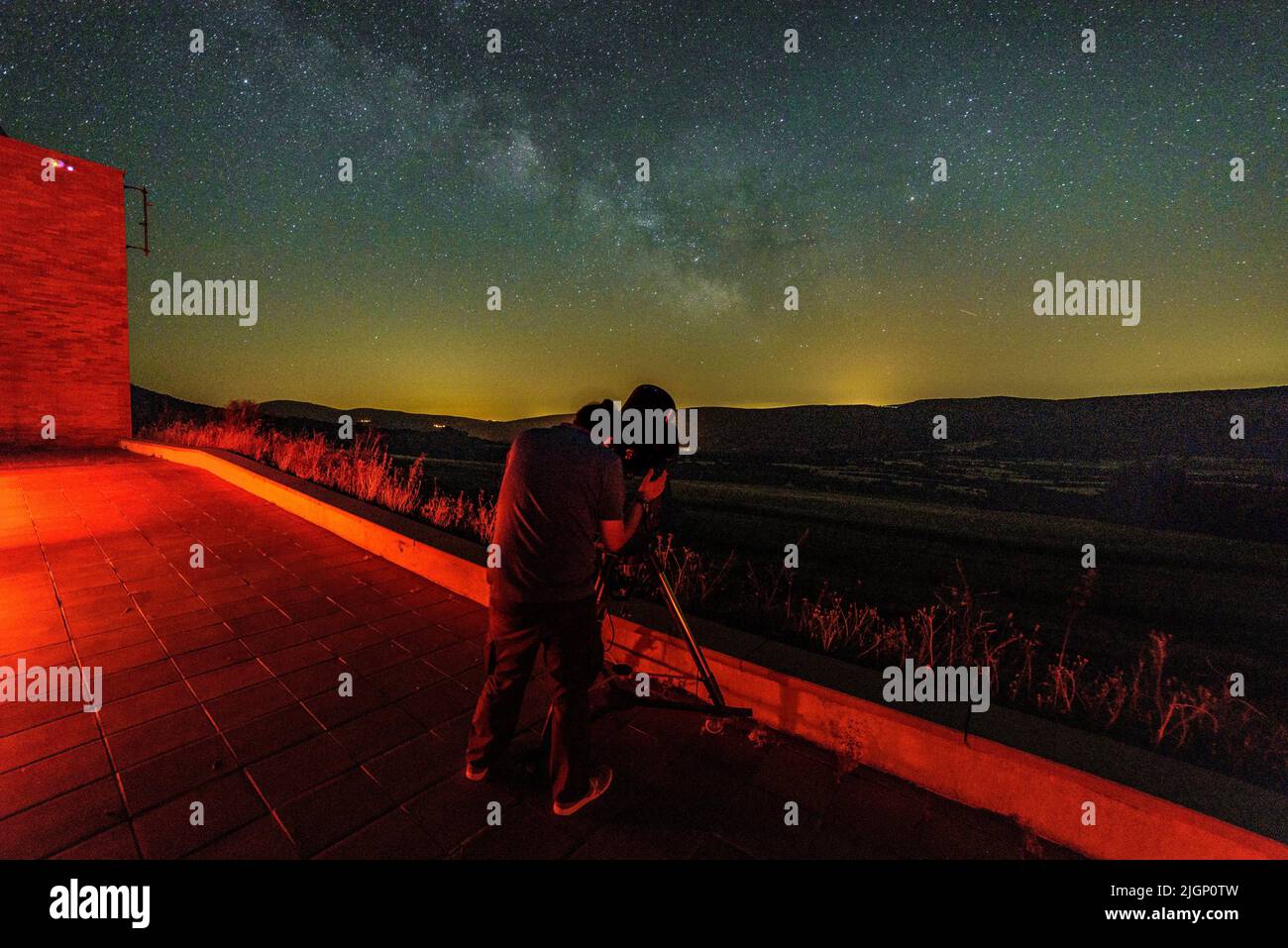 Osservatorio Astronomico di Montsec di notte durante un'osservazione astronomica con la Via Lattea nel cielo (Àger, Lleida, Catalogna, Spagna) Foto Stock