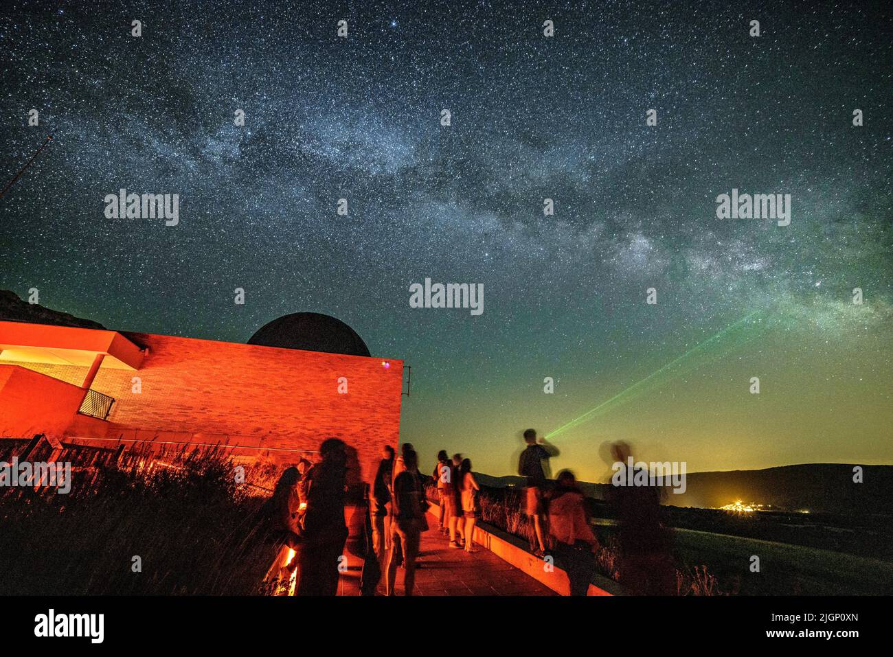 Osservatorio Astronomico Montsec di notte con la Via Lattea (Àger, Lleida, Catalogna, Spagna) ESP: Observatorio Astronómico del Montsec de noche Foto Stock