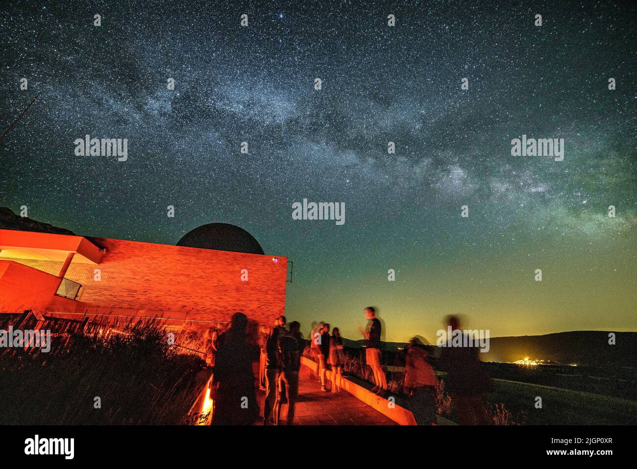 Osservatorio Astronomico Montsec di notte con la Via Lattea (Àger, Lleida, Catalogna, Spagna) ESP: Observatorio Astronómico del Montsec de noche Foto Stock