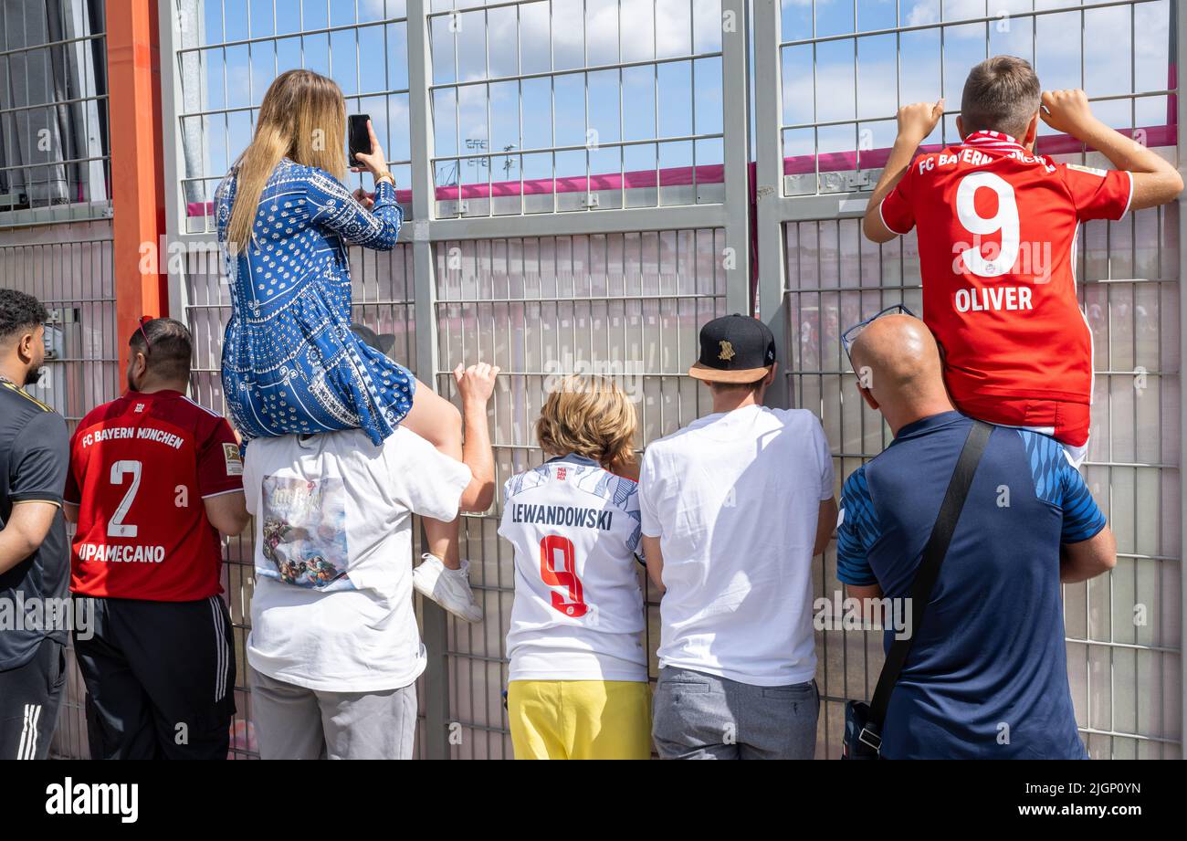 Monaco di Baviera, Germania. 12th luglio 2022. I tifosi seguono l'allenamento del FC Bayern nei locali del club dietro la barriera. Credit: Peter Kneffel/dpa/Alamy Live News Foto Stock