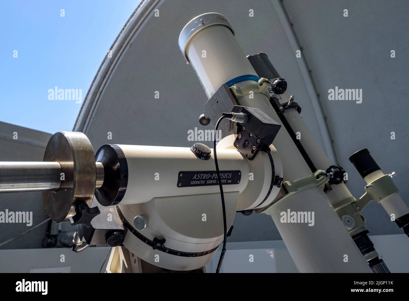 Salvador Ribas, direttore del Centro di osservazione dell'Universo, manovrando un telescopio al Parco Astronomico di Montsec, a Àger (Lleida, Catalogna) Foto Stock