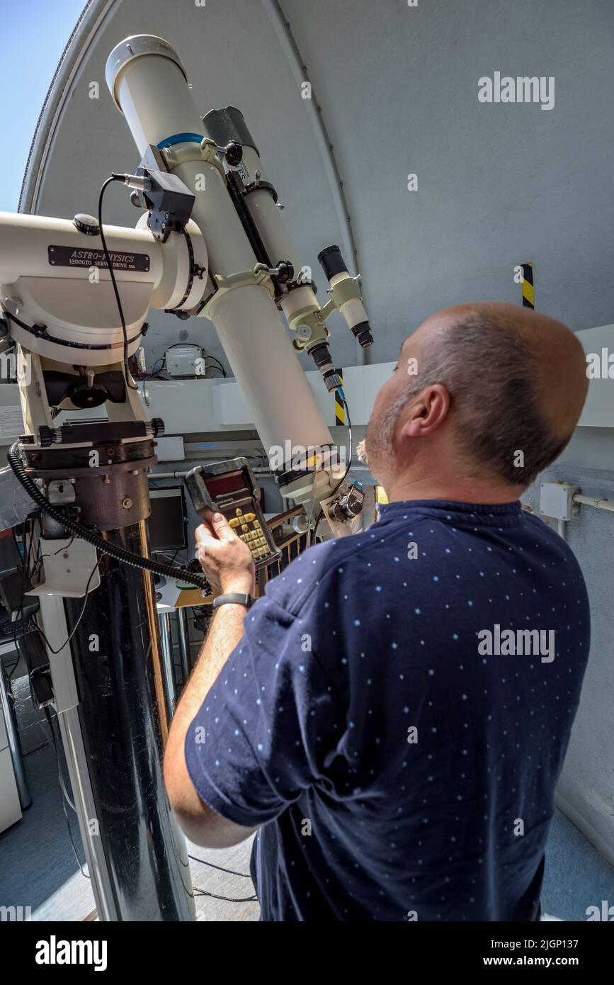 Salvador Ribas, direttore del Centro di osservazione dell'Universo, manovrando un telescopio al Parco Astronomico di Montsec, a Àger (Lleida, Catalogna) Foto Stock