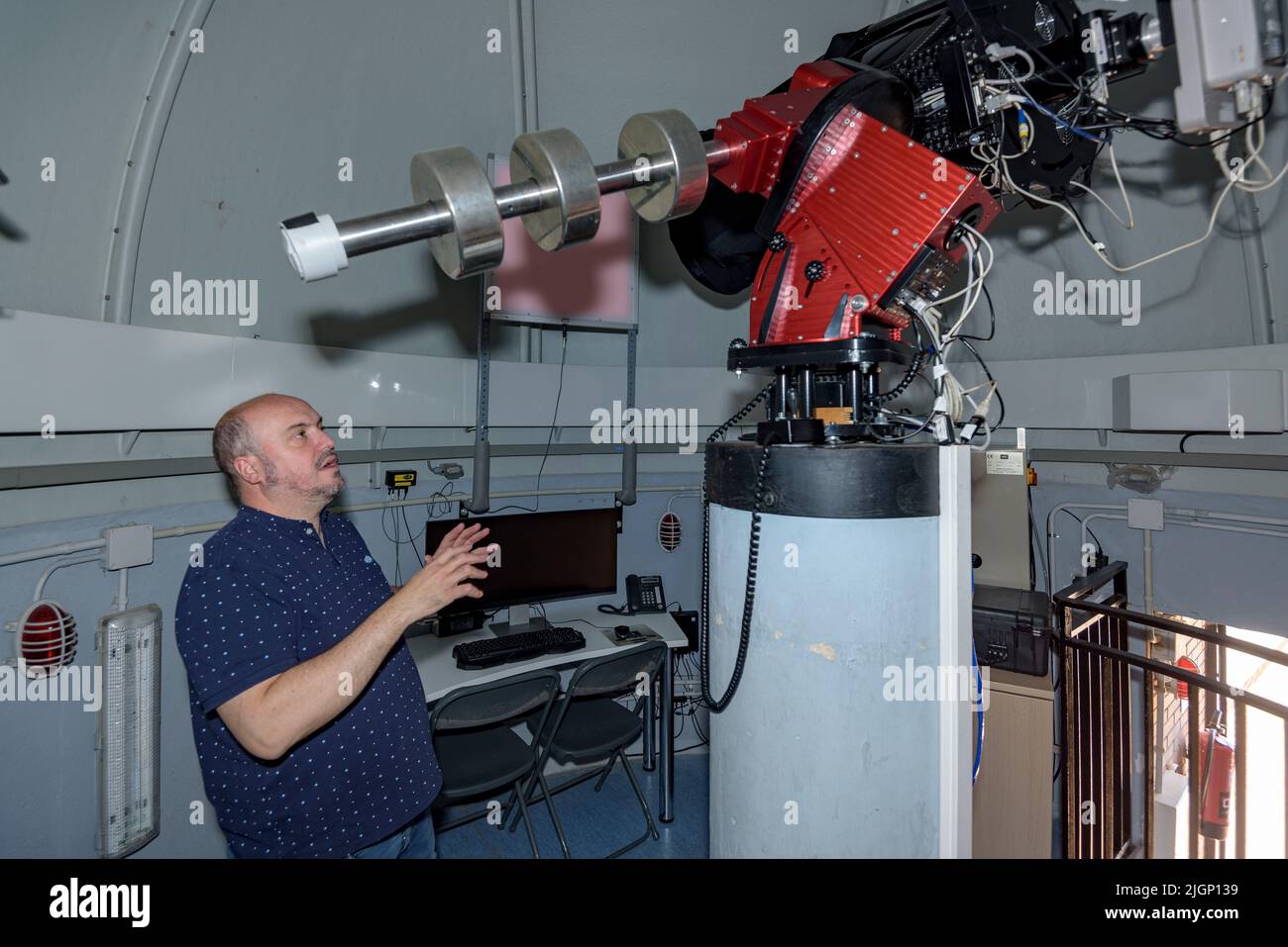 Salvador Ribas, direttore del Centro di osservazione dell'Universo, manovrando un telescopio al Parco Astronomico di Montsec, a Àger (Lleida, Catalogna) Foto Stock
