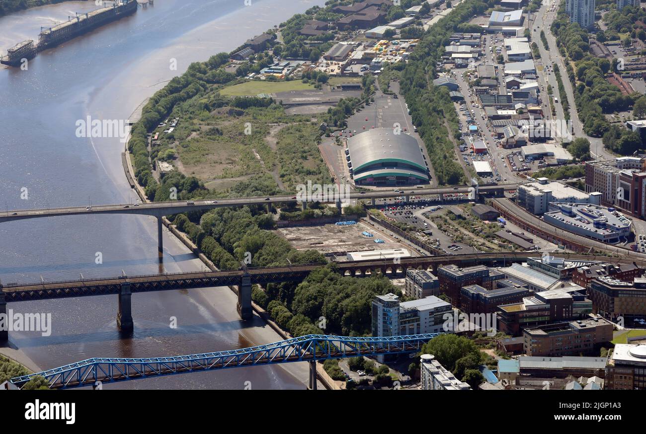 Vista aerea dell'arena di Utilita da est con il ponte di Redheugh e il ponte ferroviario di Tyne in primo piano, Newcastle upon Tyne Foto Stock