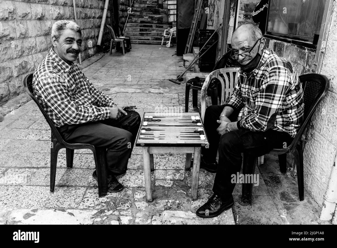 Due uomini giordani che giocano a Backgammon in the Street, Amman, Giordania. Foto Stock