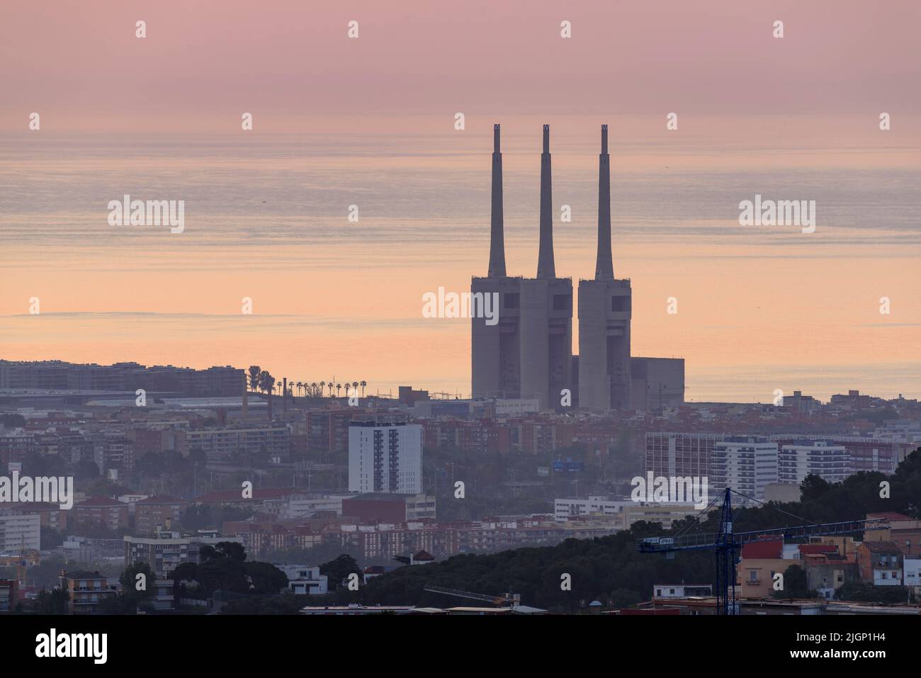Alba sulla regione di Barcellona vista dal monte Tibidabo. Sullo sfondo, la centrale termica di Sant Adrià de Besòs (Barcellona, Spagna) Foto Stock