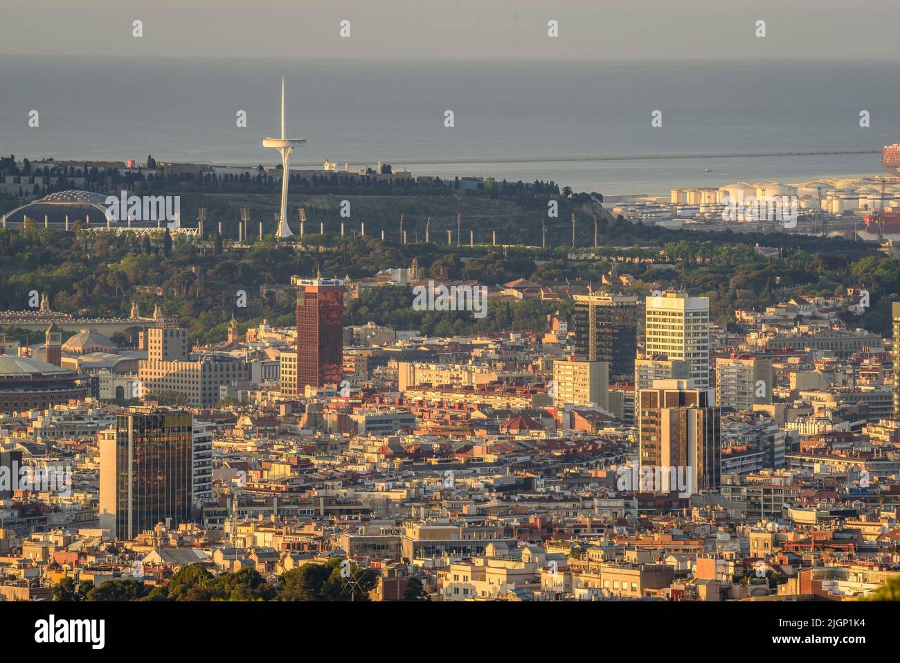 Alba nella città di Barcellona e la collina di Montjuic visto dal monte Tibidabo (Barcellona, Catalogna, Spagna) ESP: Amanecer en Barcelona Foto Stock