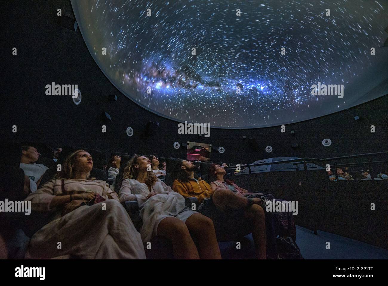 Turisti al planetario 'Ull del Montsec' durante la proiezione del video sulla notte, la Via Lattea e l'astronomia (Àger, Lleida, Spagna) Foto Stock