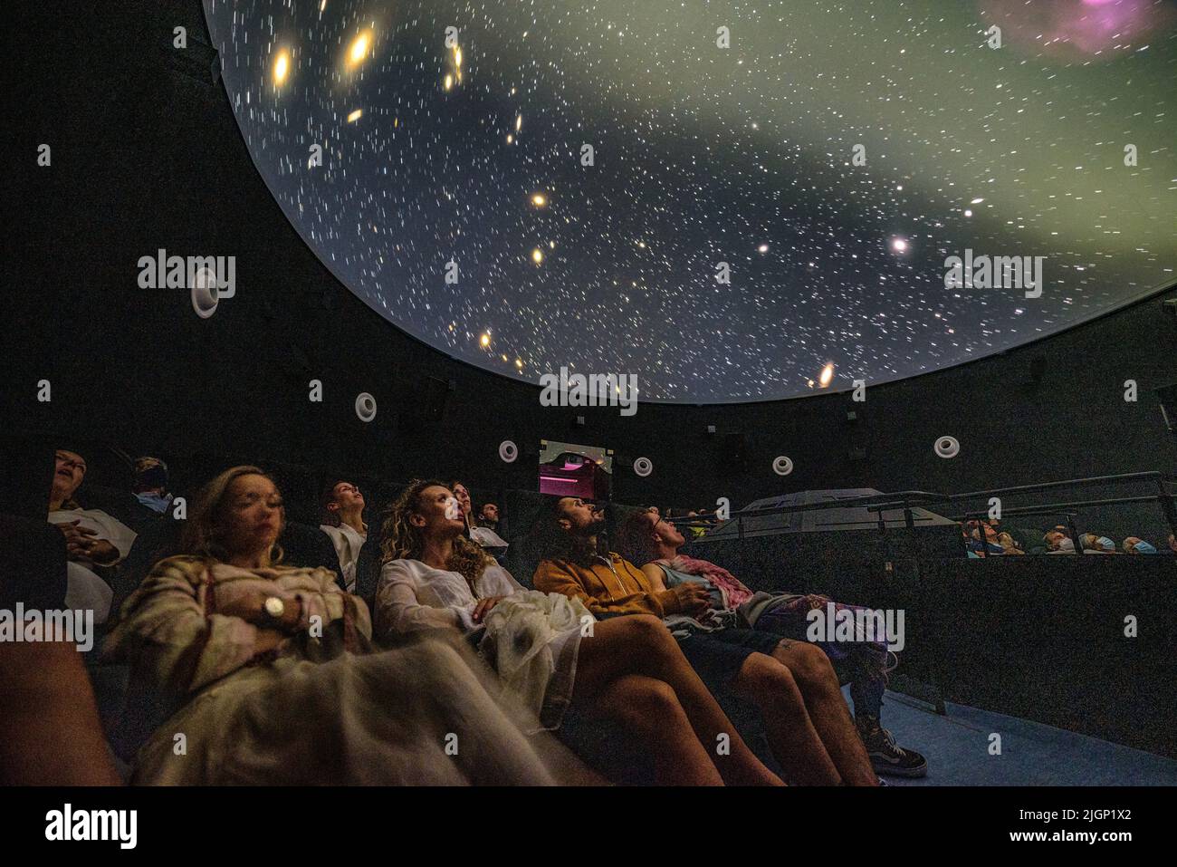 Turisti al planetario 'Ull del Montsec' durante la proiezione del video sulla notte, la Via Lattea e l'astronomia (Àger, Lleida, Spagna) Foto Stock