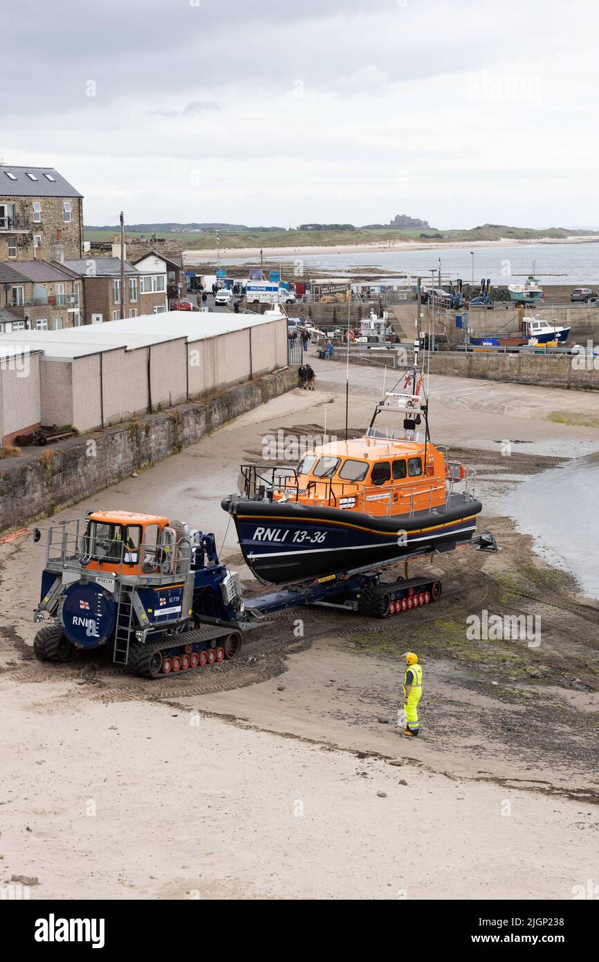 Recupero di Shannon Class Lifeboat RNLB 13-36 John e Elizabeth Allan a Seahouses Harbour, North Sunderland, Inghilterra Foto Stock