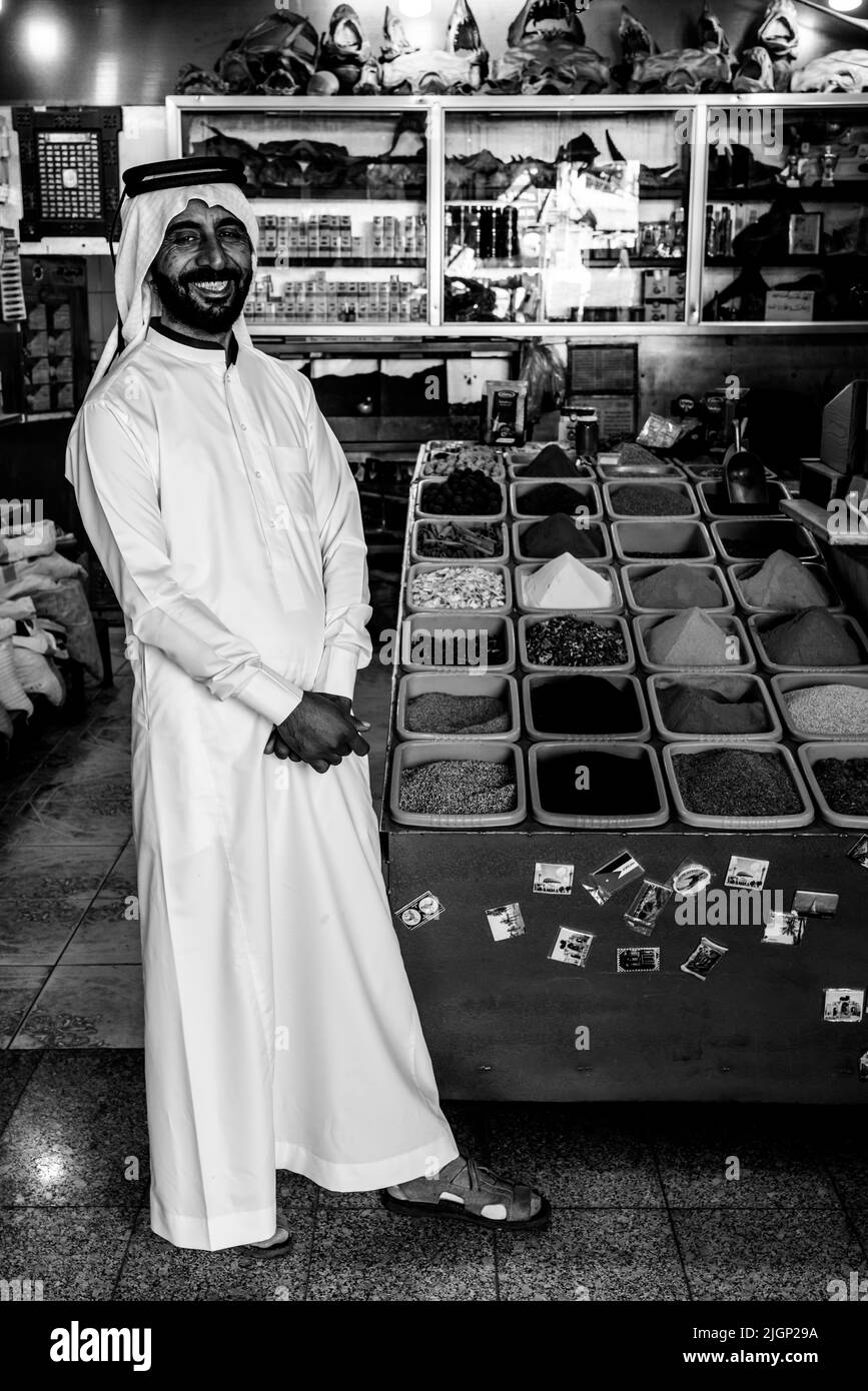 Un ritratto di un negozio Giordano proprietario in abito tradizionale, Aqaba, governatorato di Aqaba, Giordania. Foto Stock