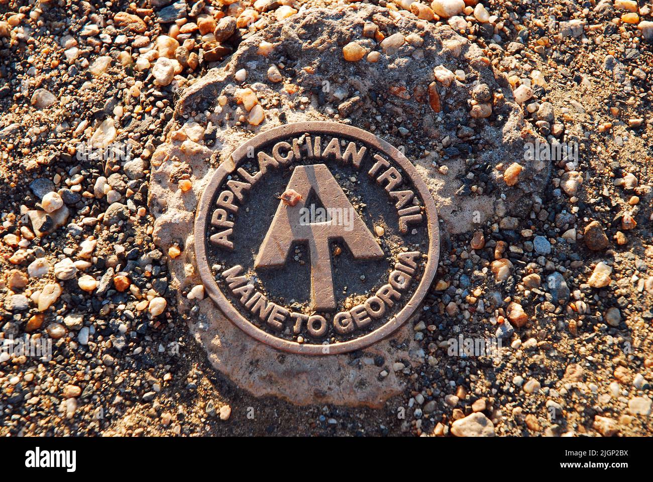 Un marcatore circolare in metallo per l'Appalachian Trail dirige gli escursionisti sul lungo viaggio sul sentiero che porta dalla Georgia al Maine Foto Stock