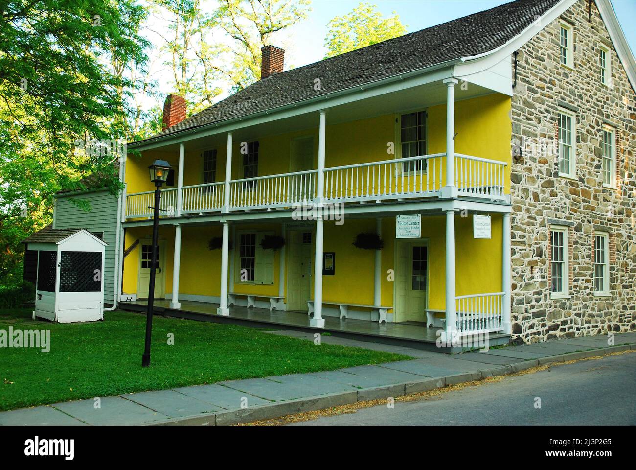 La storica DuBois House, un tempo fattoria, è ora un centro visitatori per la Huguenot Street Historic, un insediamento coloniale olandese a New Paltz NY Foto Stock