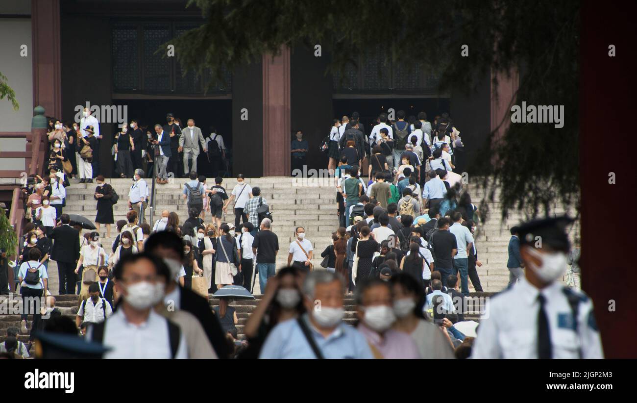 Tokyo, Giappone. 12th luglio 2022. La gente si allinea per offrire i fiori dove il funerale del tardo ex primo ministro giapponese Shinzo Abe al tempio Zojoji a Tokyo, Giappone martedì 12 luglio 2022. ABE è stato assassinato durante la campagna elettorale per un'elezione della Camera alta a Nara-Prefettura, Giappone, il 8 luglio. Foto di Keizo Mori/UPI Credit: UPI/Alamy Live News Foto Stock