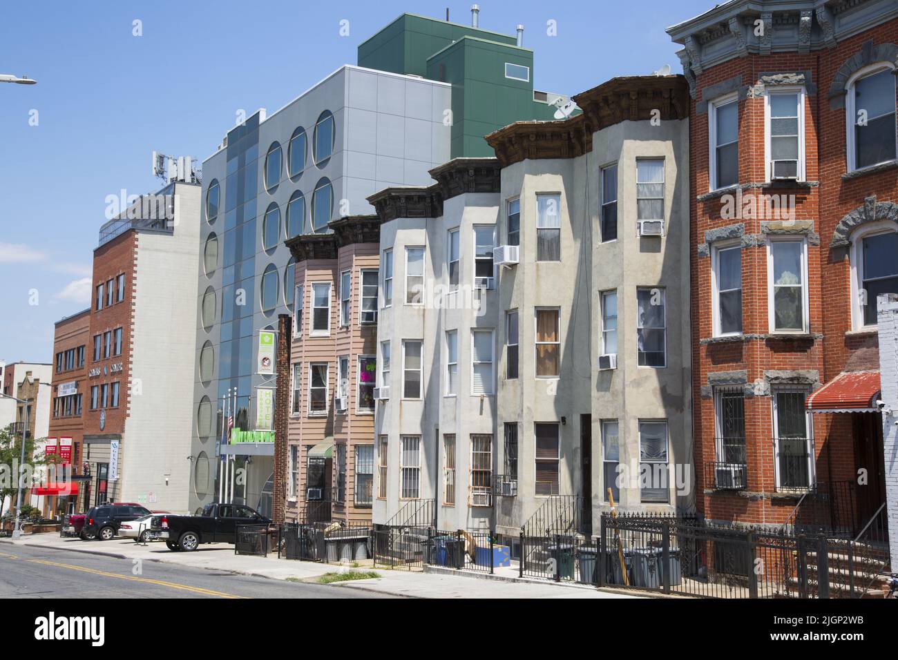 Vecchi e nuovi edifici lungo 39th Street nel quartiere di Sunset Park a Brooklyn, New York. Foto Stock