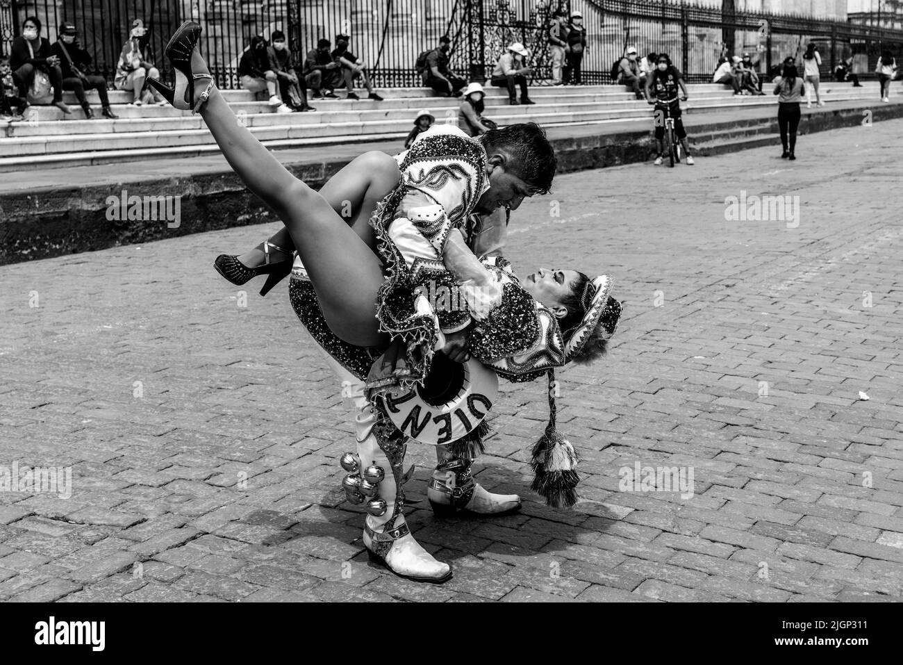 I giovani di una tradizionale Dance Troupe si esibiscono nella Plaza de Armas (piazza principale) di Arequipa, regione di Arequipa, Perù. Foto Stock